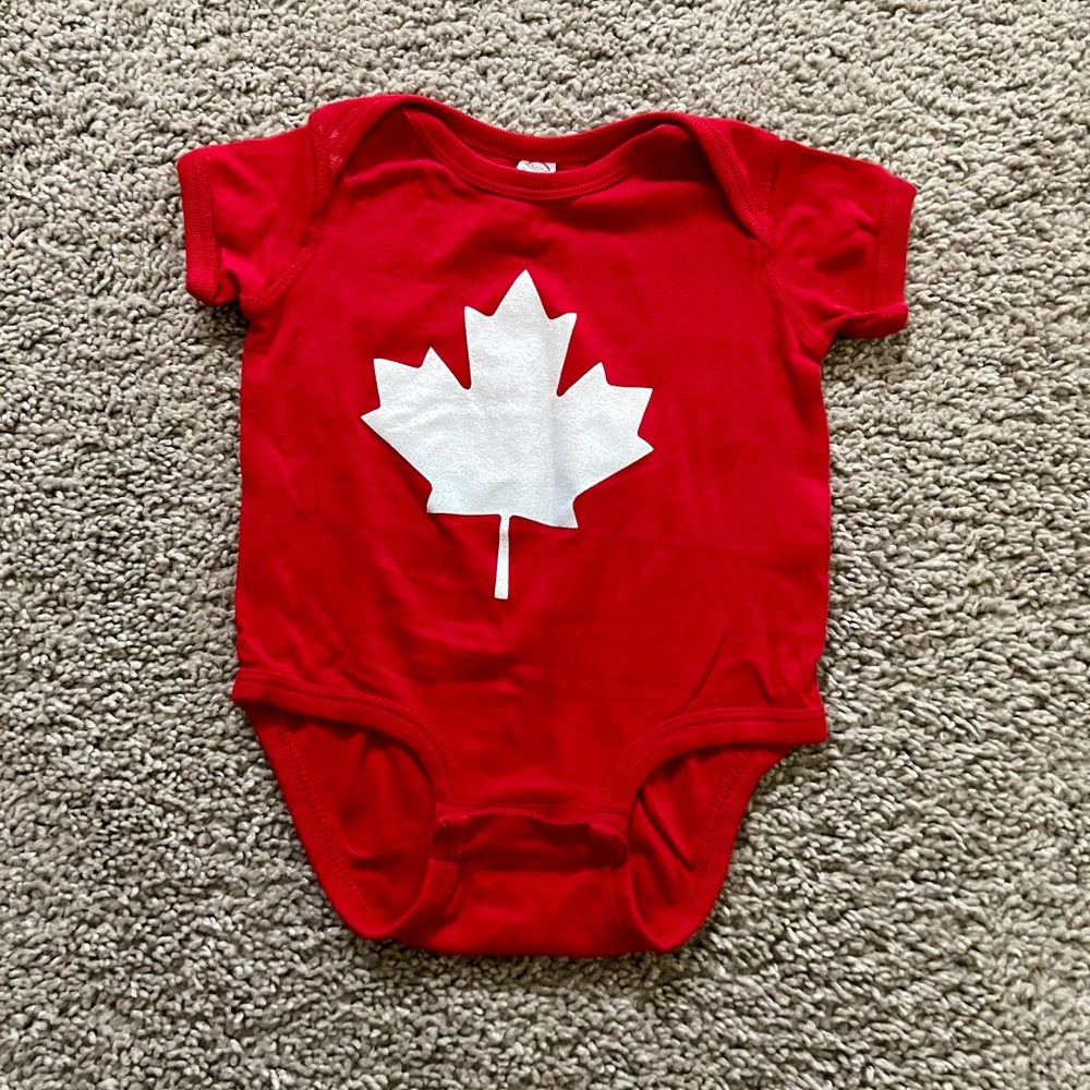 👶 Canada Maple Leaf Onesie - Size 12 months